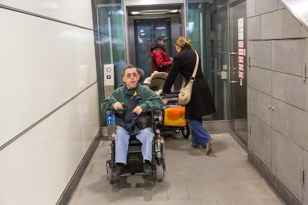 Martin Ladstätter hat in seinem Elektrorollstuhl gerade den U-Bahn-Lift verlassen.