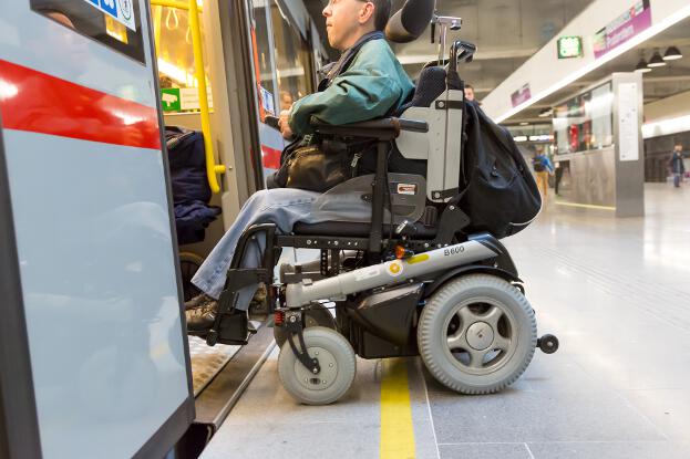 Martin Ladstätter fährt alleine in denU-Bahn-Waggon ein. Zwischen Bahnsteig und Waggon ist eine schmale Metallschiene zu sehen.