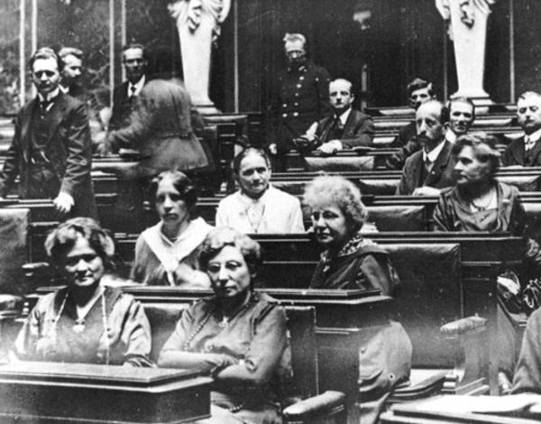 Frauen im Sitzungssaal des Parlaments
