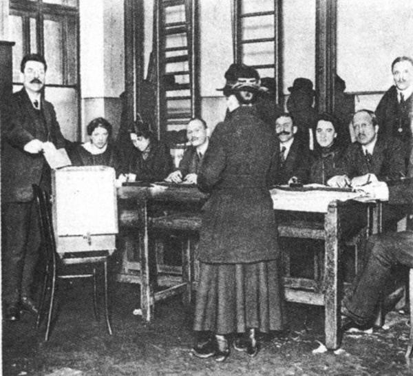 Wahllokal, Beisitzer, Frau vor der Wahlkommission