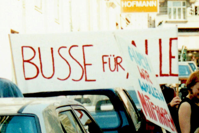 Transparente mit der Aufschrift: 'Busse für alle!', und 'Auch wir wollen mitfahren!'