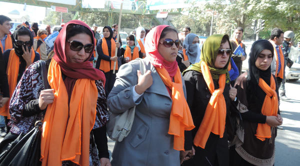 Frauen mit orangen Schals